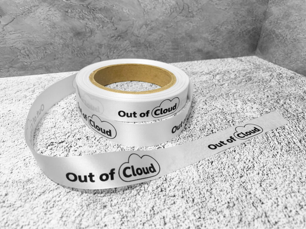 атласная лента с логотипом Out of Cloud